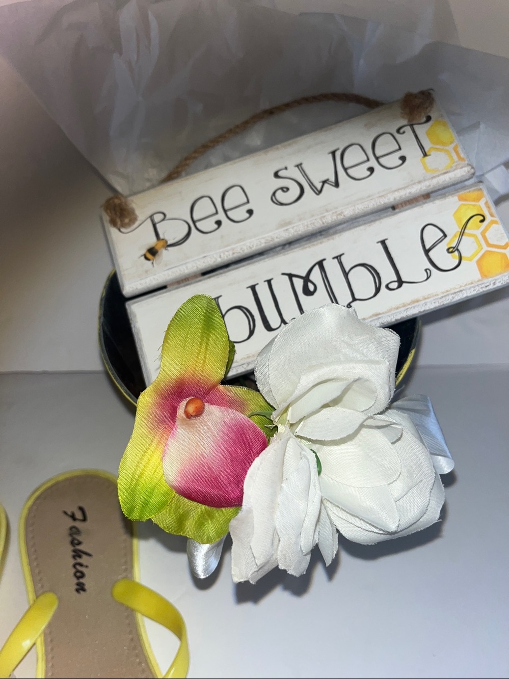 Nwt yellow spring bee bundle gold bow flip flops &wood sign βBee Sweet&Bumbleβ - Picture 16 of 16